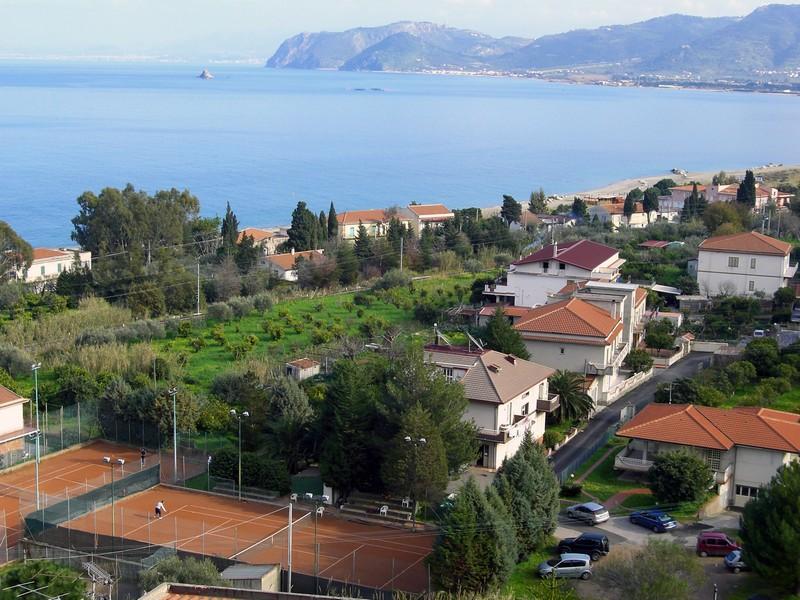 Mare e battigia della costa