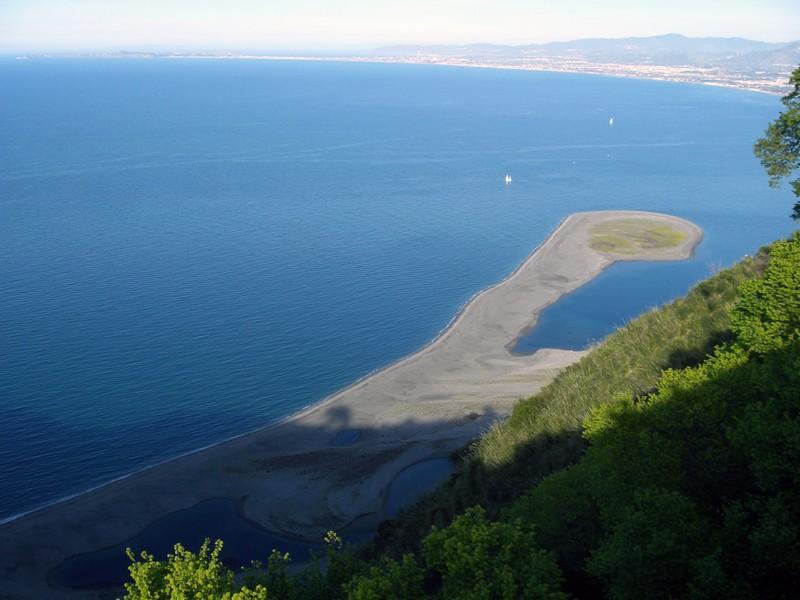 Litorale sabbioso e mare limpido